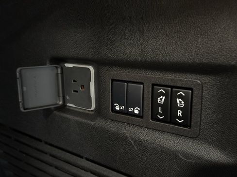 Used 2024 GMC Yukon XL Denali AWD/4WD image 25