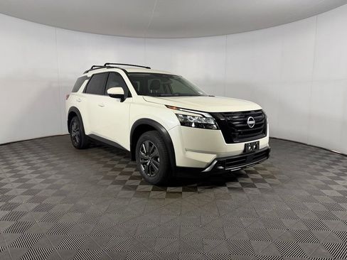 Used 2024 Nissan Pathfinder SV w/ Black Appearance Package FWD image 4