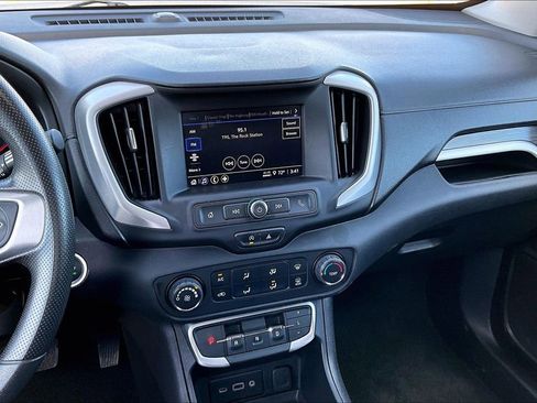Used 2024 GMC Terrain SLE image 6