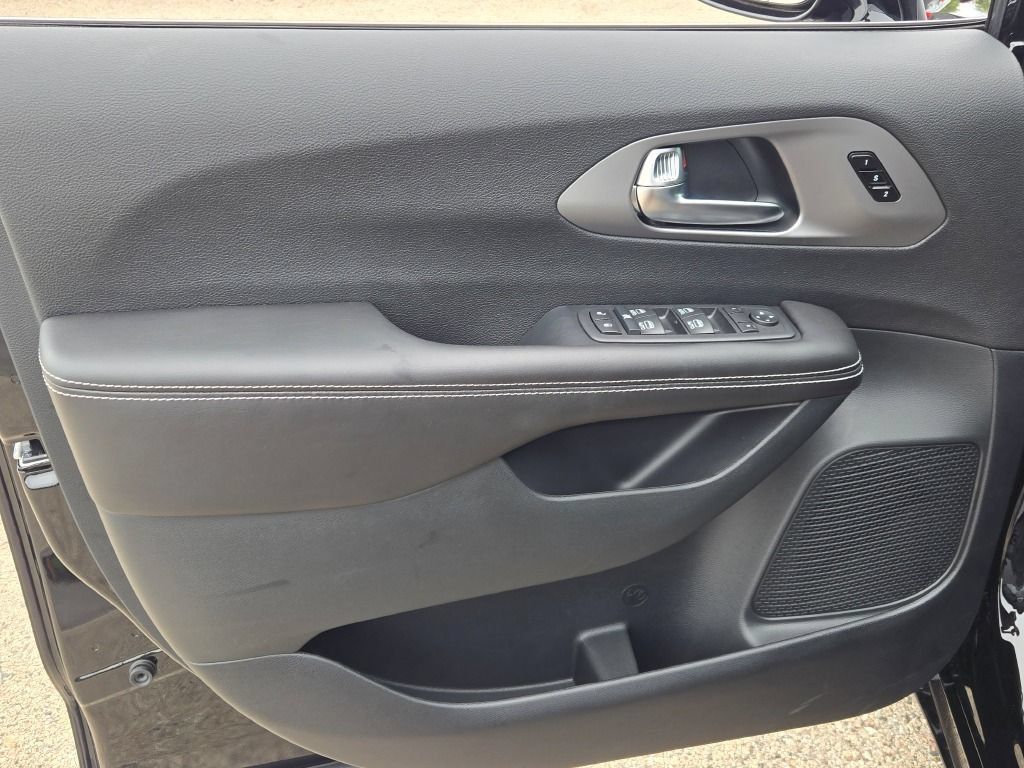 New 2027 Chrysler Pacifica Select FWD image 34
