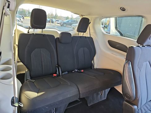 Used 2022 Chrysler Voyager LX image 12