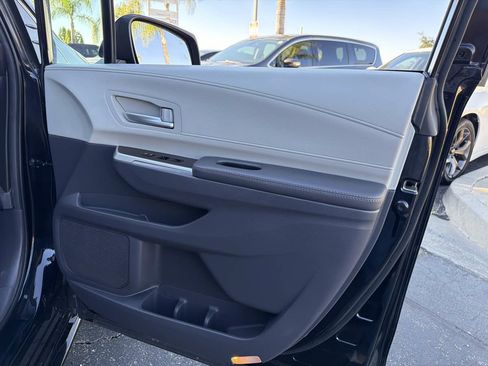 Used 2024 Toyota Sienna XLE FWD image 41