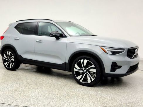 Used 2024 Volvo XC40 B5 Plus w/ Climate Package image 3