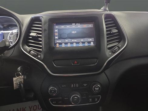 Used 2019 Jeep Cherokee Latitude w/ Cold Weather Group image 8