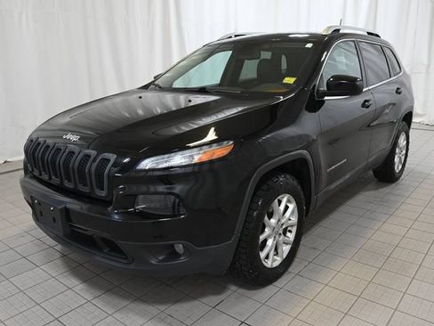 Used 2018 Jeep Cherokee Latitude Plus w/ Cold Weather Group AWD/4WD image 17