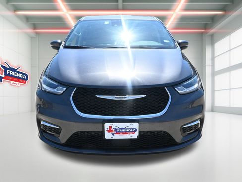 Used 2023 Chrysler Pacifica Touring-L FWD image 6