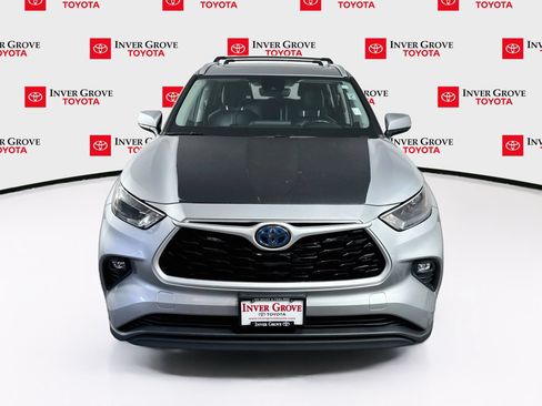 Used 2022 Toyota Highlander XLE AWD/4WD image 2