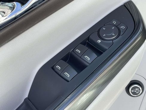 Used 2019 GMC Acadia SLT image 17