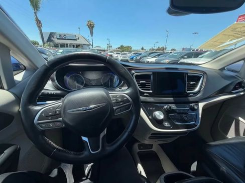 Used 2017 Chrysler Pacifica Touring-L Plus FWD image 6
