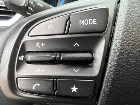 Used 2023 Hyundai Venue Limited image 24