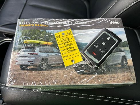 Used 2023 Jeep Grand Cherokee Limited w/ Luxury Tech Group II AWD/4WD image 35