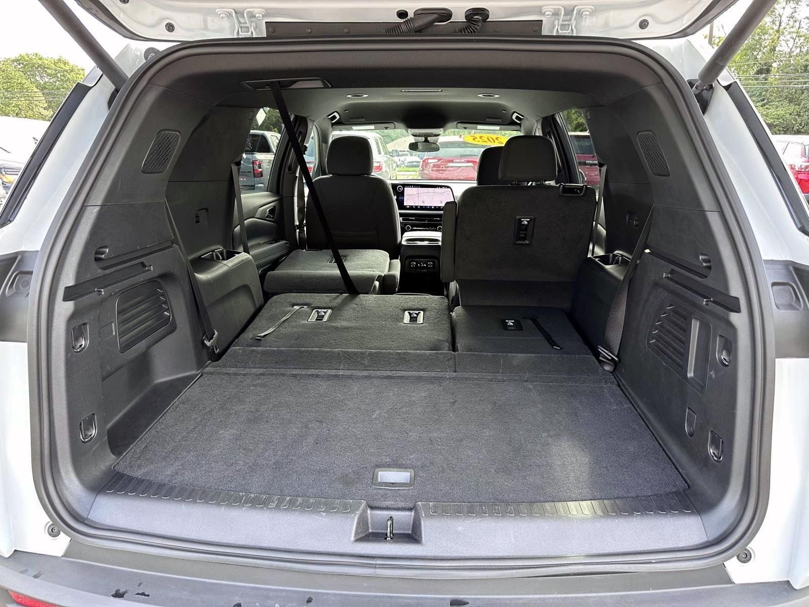 Used 2025 Chevrolet Traverse LT w/ Driver Confidence Package FWD image 7