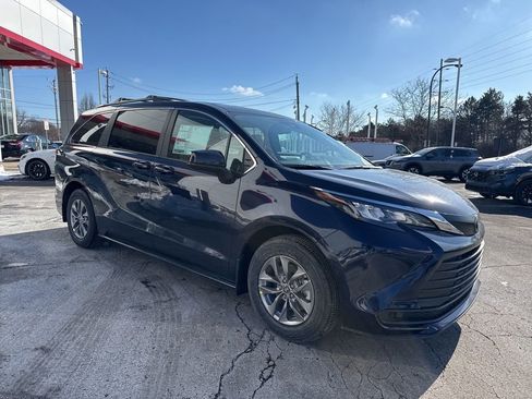 New 2026 Toyota Sienna LE image 7