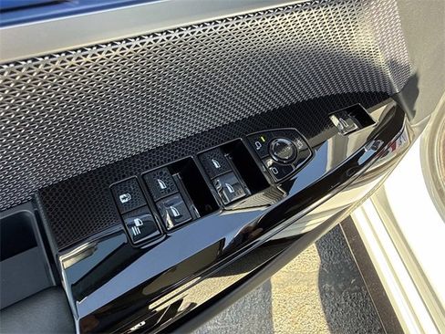 Used 2023 BMW 760i xDrive image 9