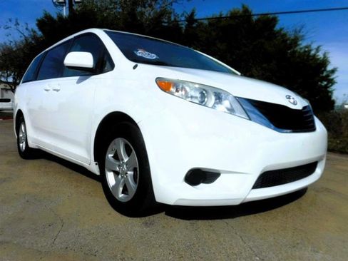Used 2012 Toyota Sienna LE image 3
