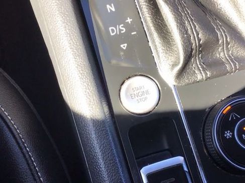 Used 2020 Volkswagen Atlas Cross Sport SE image 23