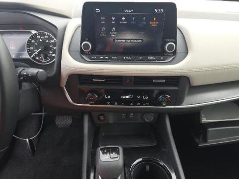 Used 2025 Nissan Rogue SV FWD image 4