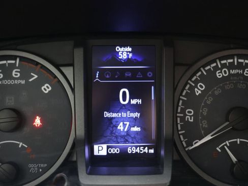 Used 2016 Toyota Tacoma TRD Sport w/ Towing Package RWD image 11