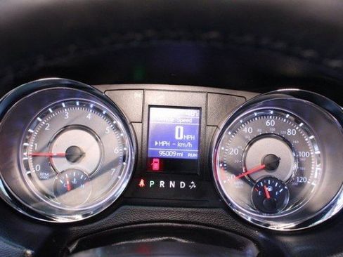 Used 2016 Chrysler Town & Country Touring image 24