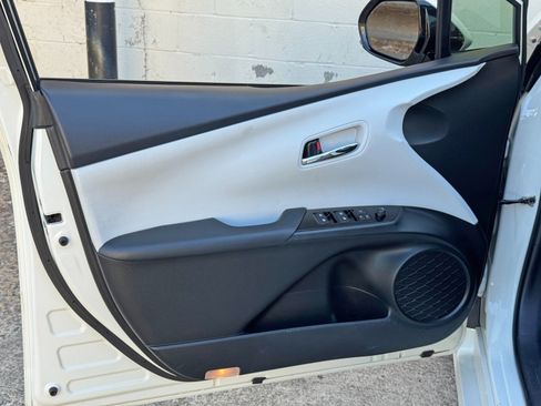 Used 2017 Toyota Prius Three Touring w/ Carpet Mat Package FWD image 33