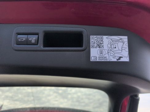 Used 2022 Toyota Venza XLE image 10