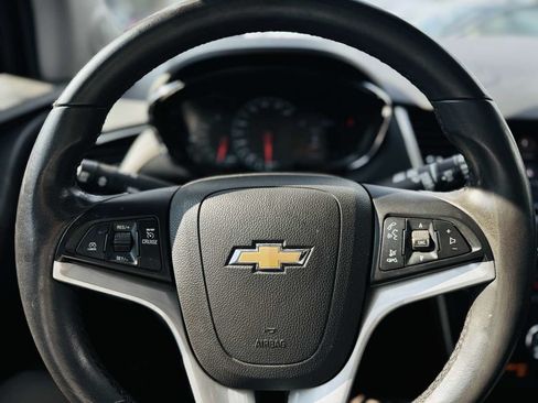 Used 2020 Chevrolet Trax LT w/ Sun & Sound Package AWD/4WD image 17