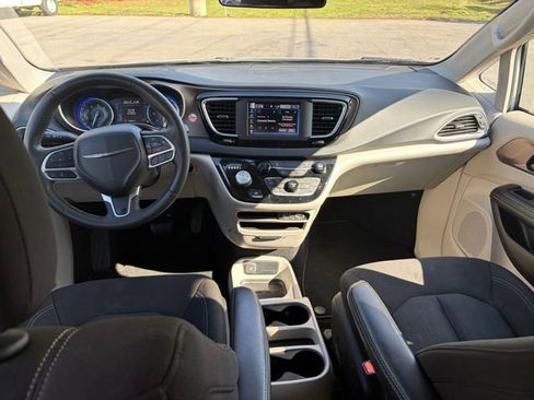 Used 2022 Chrysler Voyager LX FWD image 3