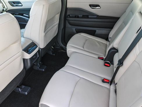 Used 2023 Nissan Pathfinder SL image 19