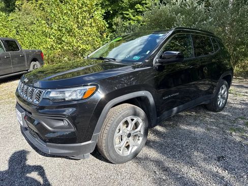 Used 2025 Jeep Compass Latitude w/ Sun & Sound Group AWD/4WD image 3