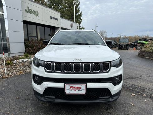 Used 2024 Jeep Compass Latitude image 9