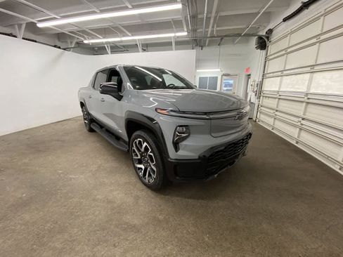 Used 2025 Chevrolet Silverado EV RST AWD/4WD image 8