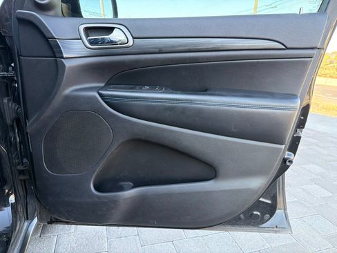 Used 2019 Jeep Grand Cherokee Laredo AWD/4WD image 25