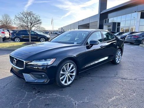 Used 2021 Volvo S60 T6 Momentum w/ Advanced Package image 2
