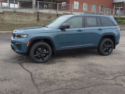 New 2026 Jeep Grand Cherokee Limited w/ Limited Altitude Package AWD/4WD image 3