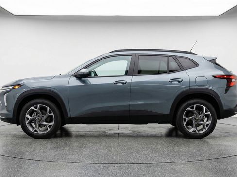 Used 2025 Chevrolet Trax LT FWD image 5
