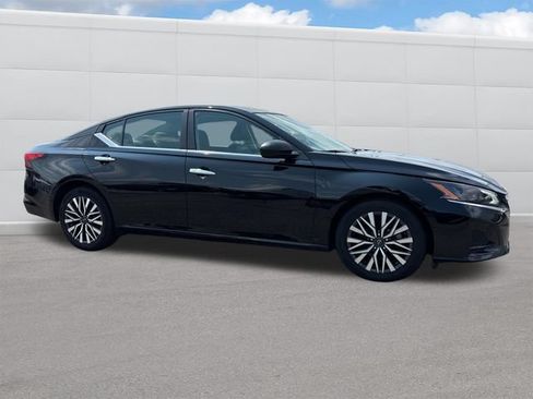 Used 2024 Nissan Altima 2.5 SV FWD image 7