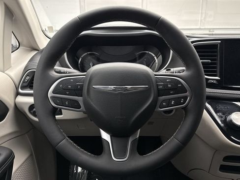 Used 2024 Chrysler Pacifica Limited FWD image 12