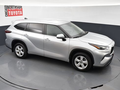 Used 2024 Toyota Highlander LE AWD/4WD image 23