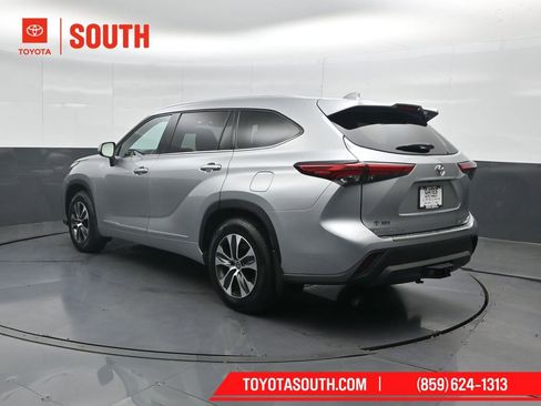 Used 2022 Toyota Highlander XLE AWD/4WD image 8