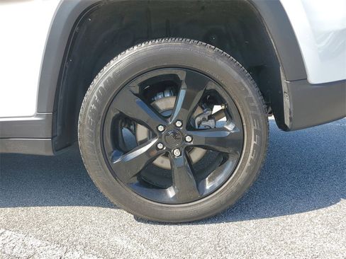 Used 2024 Jeep Grand Cherokee Altitude image 11