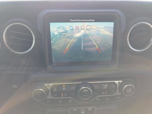 Used 2018 Jeep Wrangler Unlimited Sahara image 18