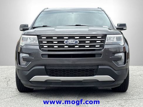 Used 2017 Ford Explorer XLT image 29
