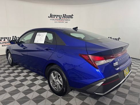 Used 2025 Hyundai Elantra SE FWD image 8
