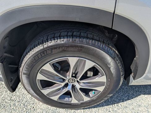 Used 2022 Toyota Highlander XLE AWD/4WD image 6