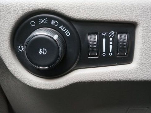 Used 2024 Chrysler Pacifica Touring-L image 26