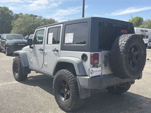 Used 2012 Jeep Wrangler Unlimited Rubicon w/ Connectivity Group AWD/4WD image 5
