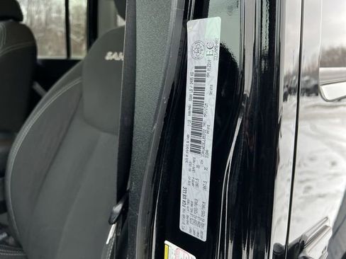 Used 2018 Jeep Wrangler Unlimited Sahara image 33