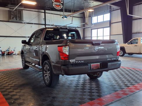 Used 2017 Nissan Titan SL image 4