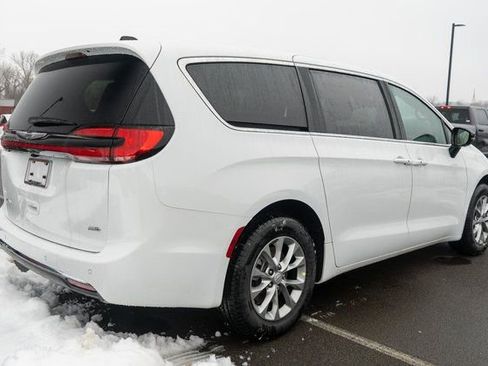 New 2026 Chrysler Pacifica Select AWD/4WD image 5