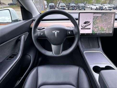 Used 2021 Tesla Model Y Long Range AWD/4WD image 17